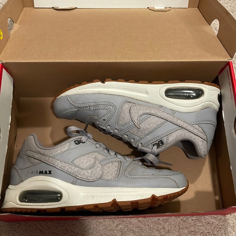 Nike Womens air max commando 6.5